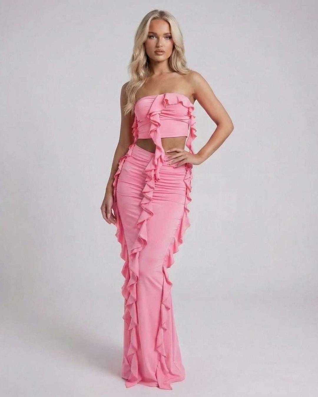Primer plano de un vestido maxi blanco sin tirantes con volantes delicados. Elegancia femenina para coctel.