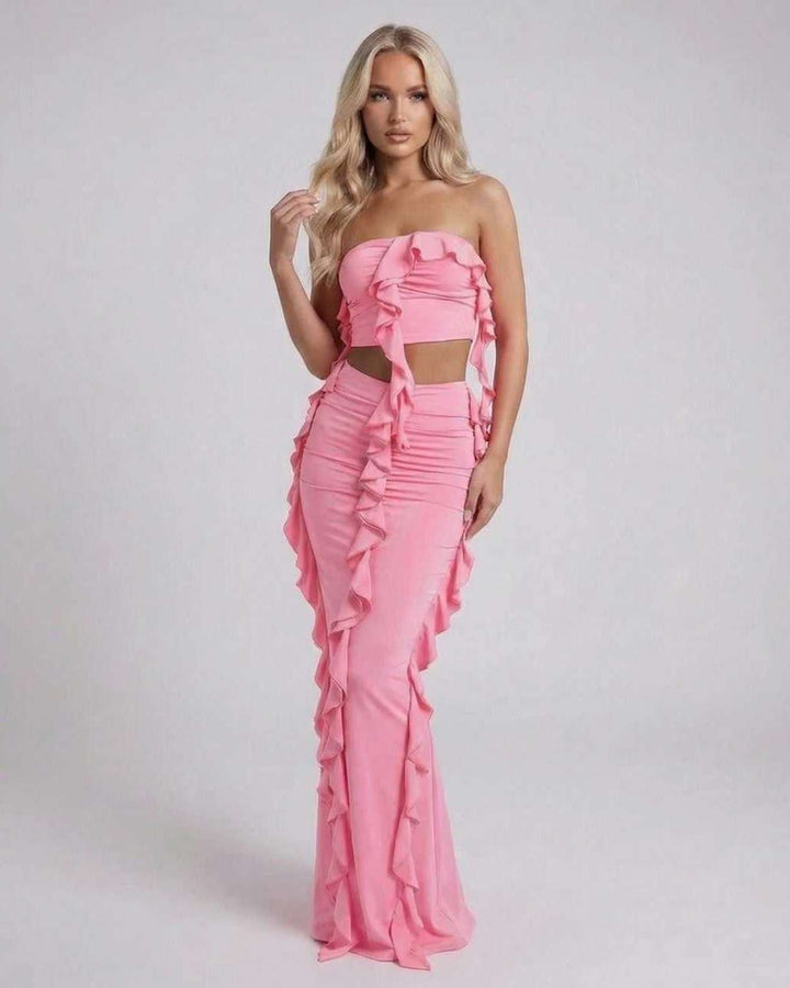 Vestido maxi blanco para mujer, silueta elegante sin tirantes. Detalle de volantes, perfecto para noche o fiesta.