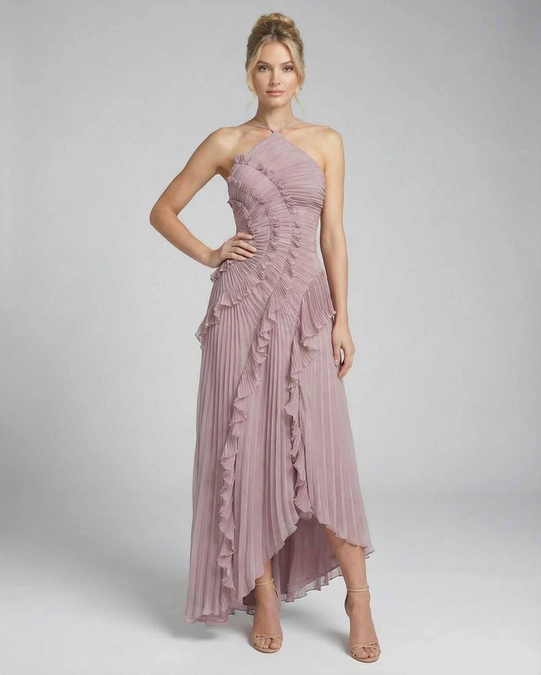 Vestido de mujer maxi celeste con cuello halter, tela fluida y dobladillo asimétrico, muy chic.
