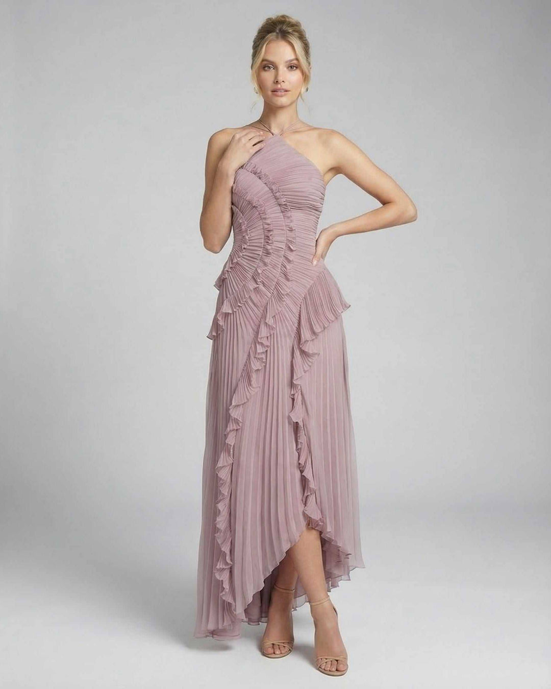 Vestido formal celeste maxi, cuello halter, diseño elegante y fluido para eventos especiales.