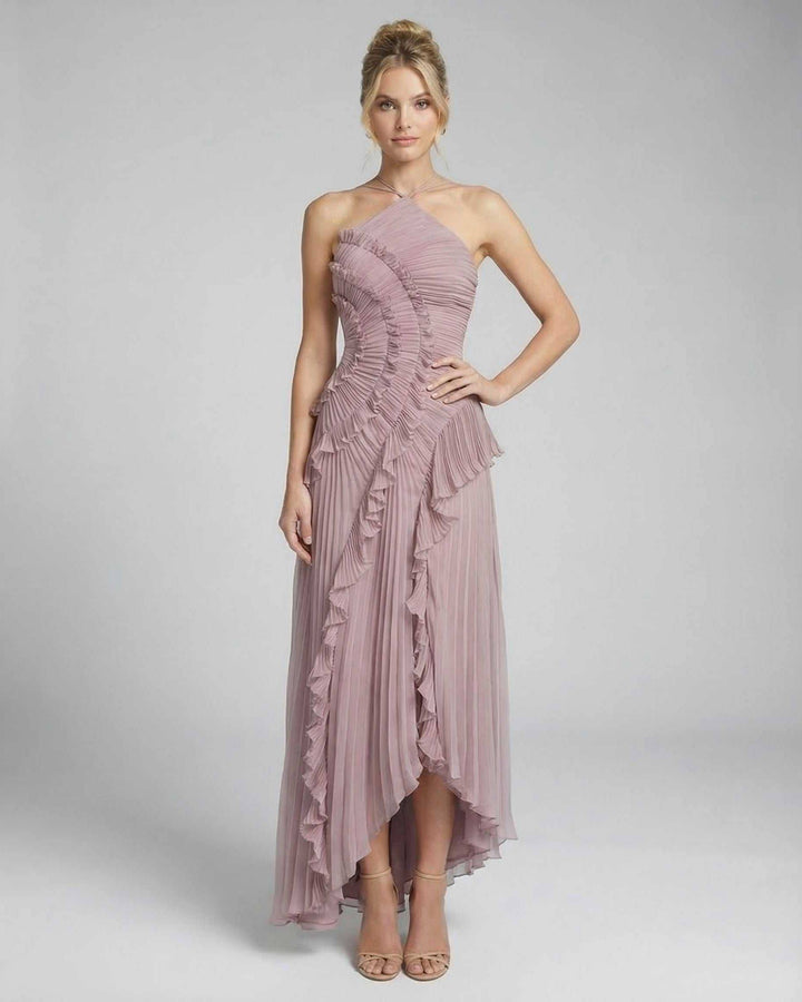 Vestido maxi de moda color celeste para mujer, cuello halter, estilo fluido y elegante.