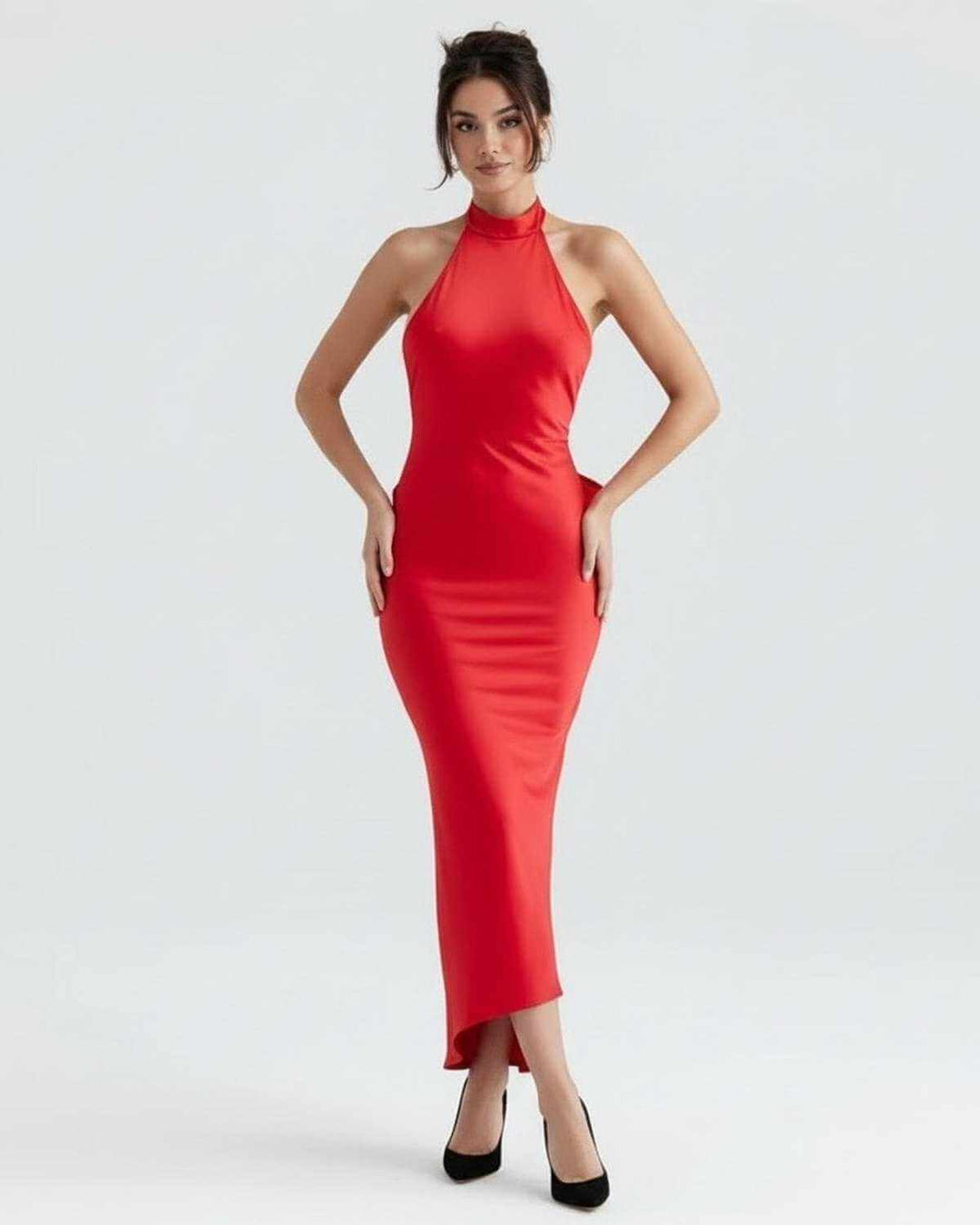 Vestido blanco largo y fluido con corte asimétrico. Prenda sin mangas para mujer, ideal para fiestas y galas.