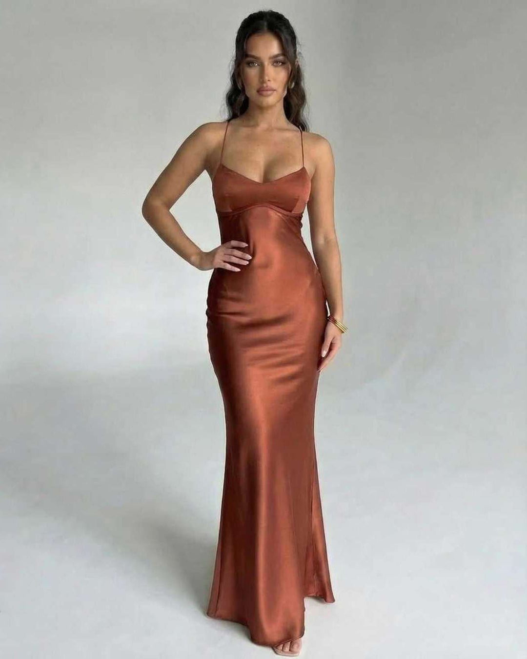 Vestido blanco largo para mujer, estilo elegante y formal, perfecto para eventos de noche. Sin mangas.