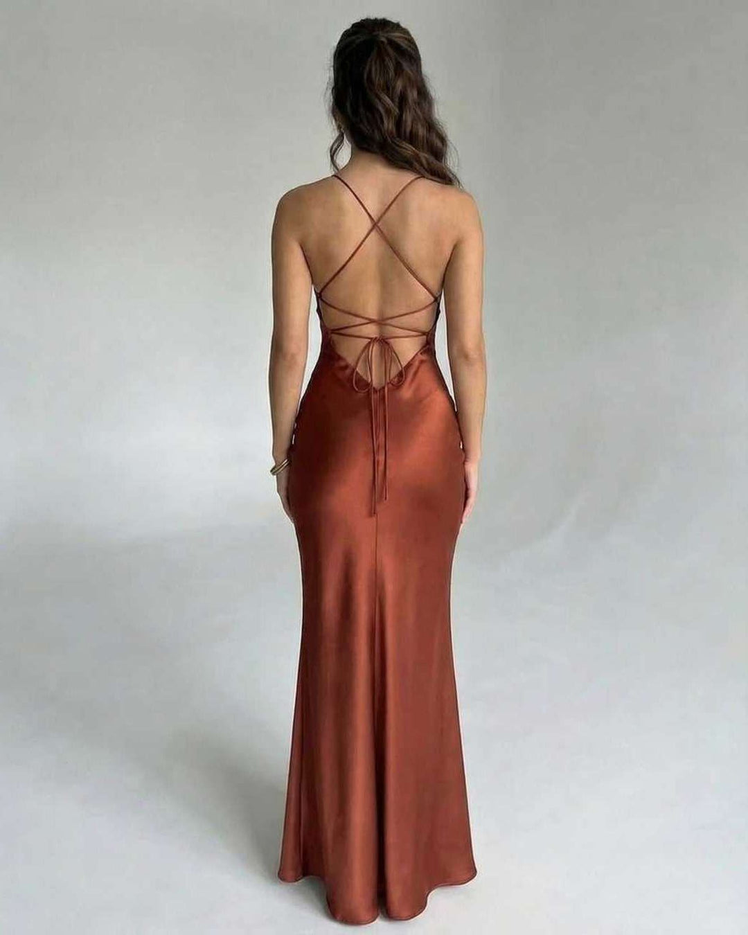 Vestido de noche blanco con escote V y espalda abierta, estilo maxi, perfecto para eventos especiales.