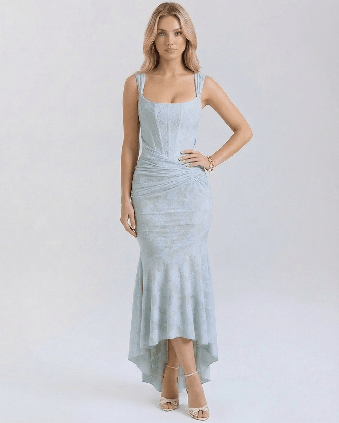 Vestido de fiesta maxi celeste para mujer con diseño jacquard. Cuello cuadrado, perfecto para eventos de verano.