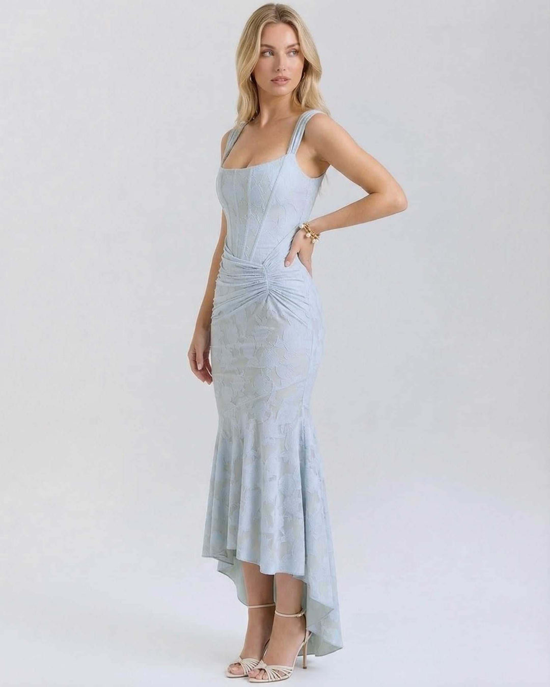 Elegante vestido maxi celeste jacquard sin mangas. Detalle de cuello cuadrado, dobladillo asimétrico para primavera.