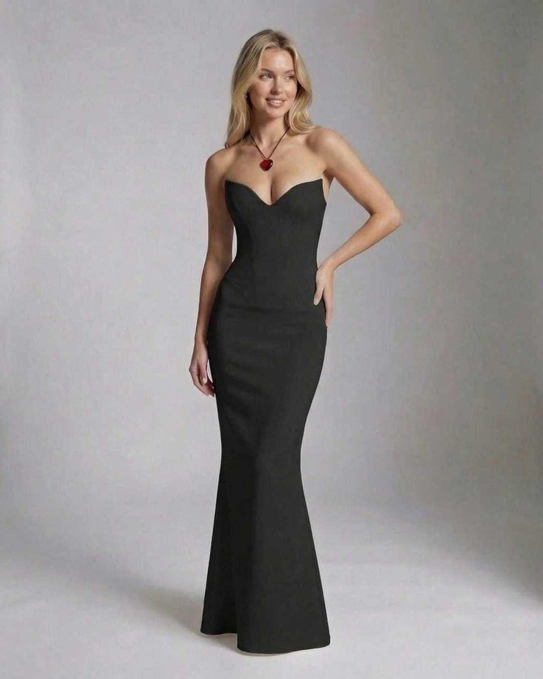 Vestido largo y ceñido de mujer, ideal para crear un look elegante y de tendencia en cualquier evento.