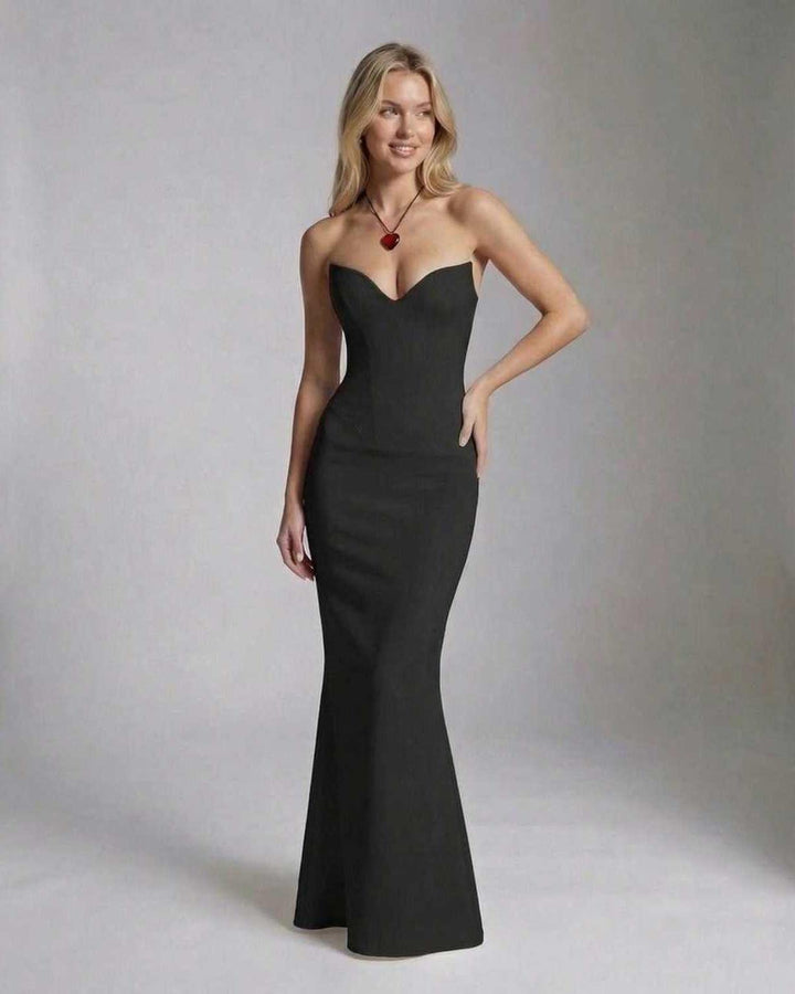 Vestido largo y ceñido de mujer, ideal para crear un look elegante y de tendencia en cualquier evento.