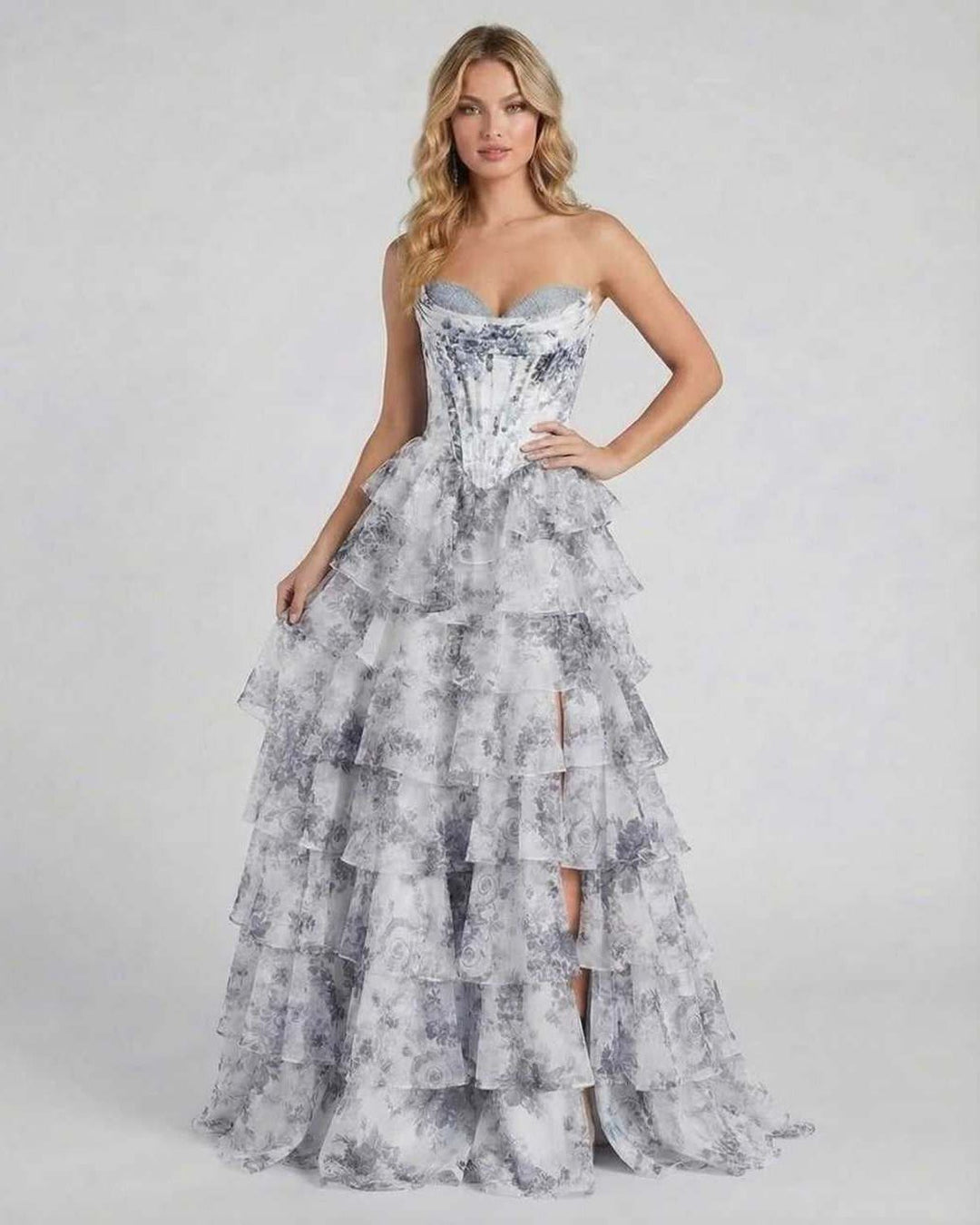 Vestido largo blanco floral sin mangas, elegante y fluido. Ideal para bodas o cócteles. Moda formal femenina.