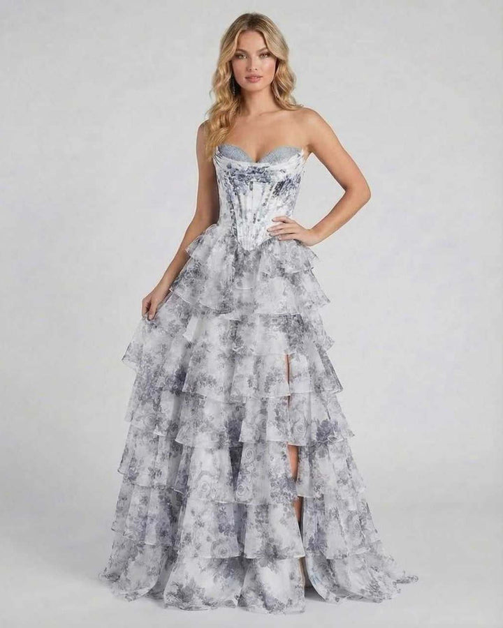 Vestido largo blanco floral sin mangas, elegante y fluido. Ideal para bodas o cócteles. Moda formal femenina.