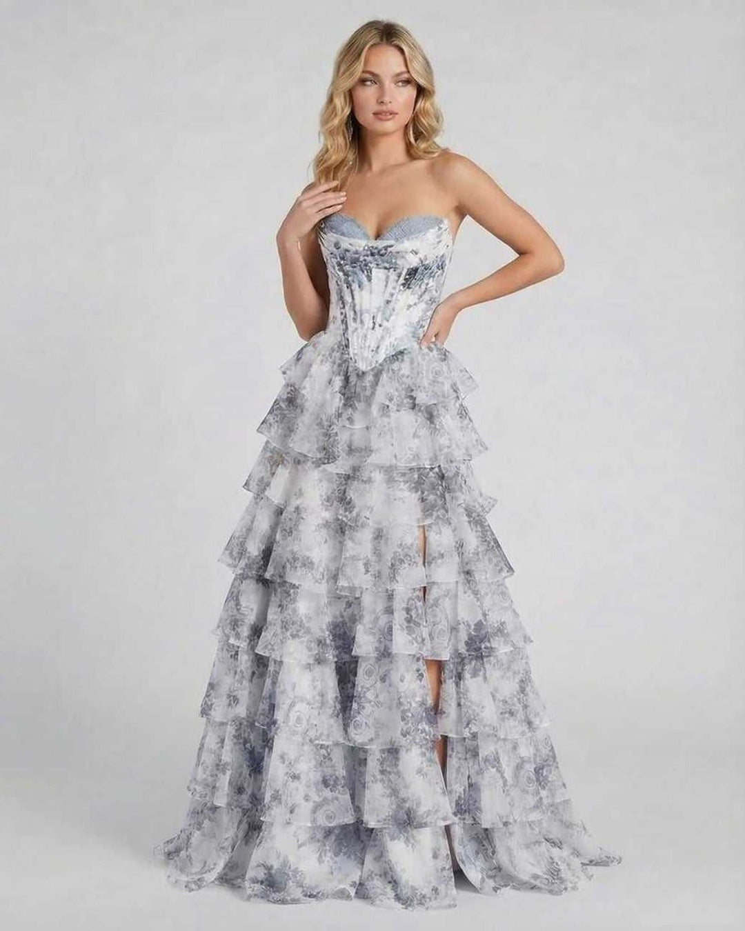 Vestido maxi formal blanco con estampado floral para mujeres. Diseño fluido y sin mangas, ideal para fiestas y galas.