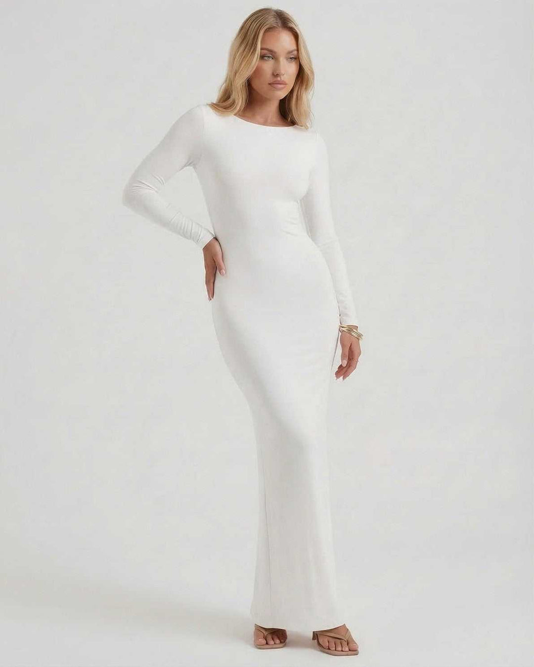 Elegante vestido maxi blanco para mujer, con espalda descubierta y manga larga, perfecto para lucir en cualquier fiesta.