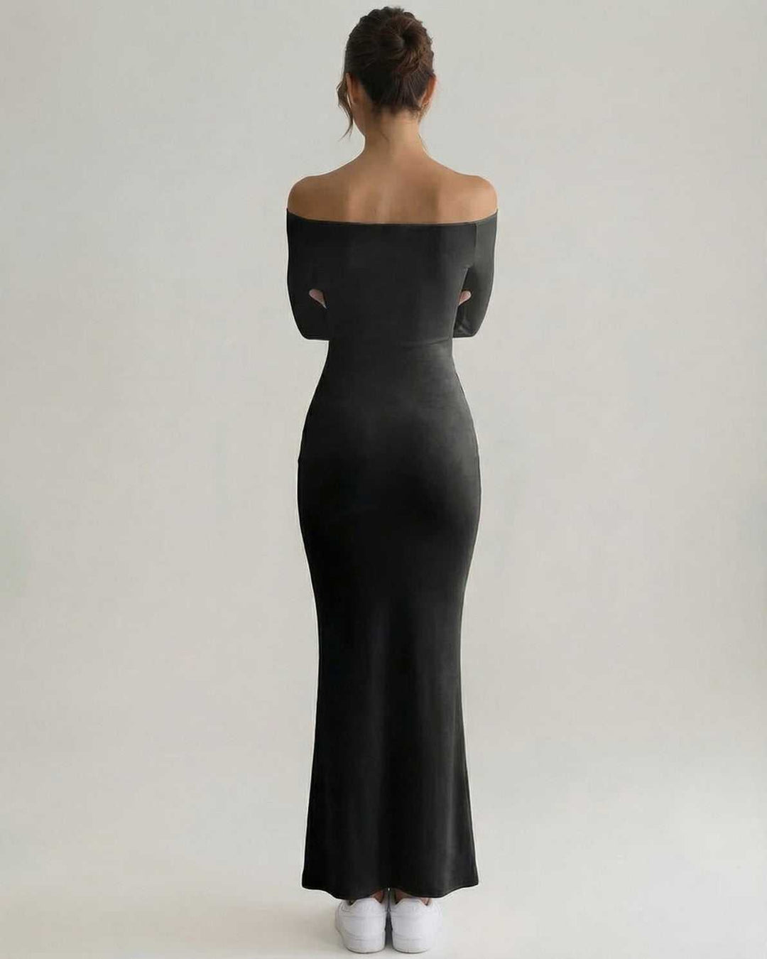 Vestido maxi celeste de mujer con silueta tubo y hombros al descubierto. Estilo moderno y versátil.