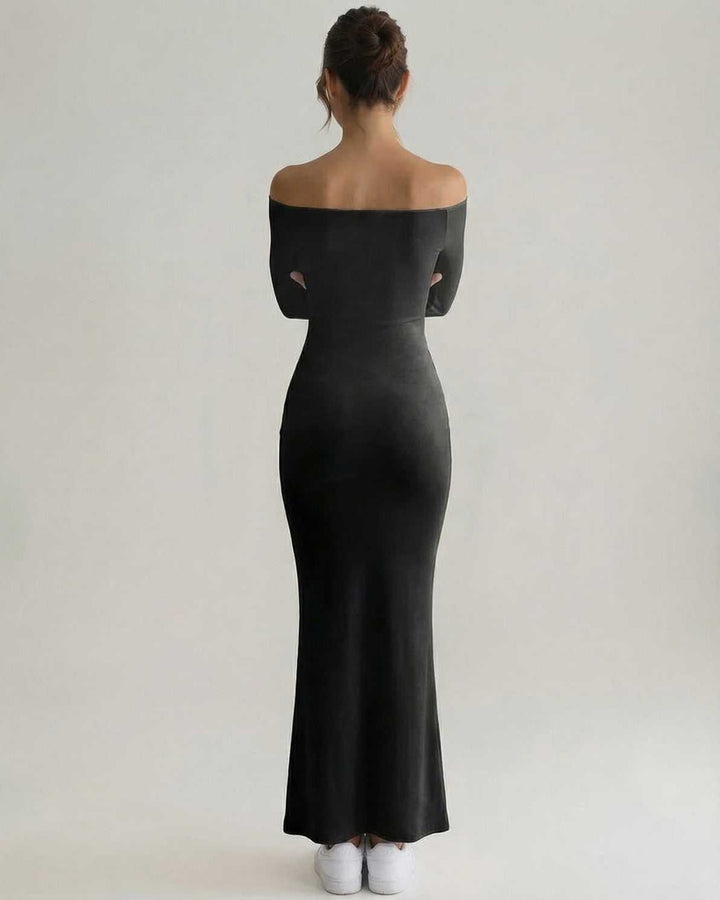 Vestido maxi celeste de mujer con silueta tubo y hombros al descubierto. Estilo moderno y versátil.