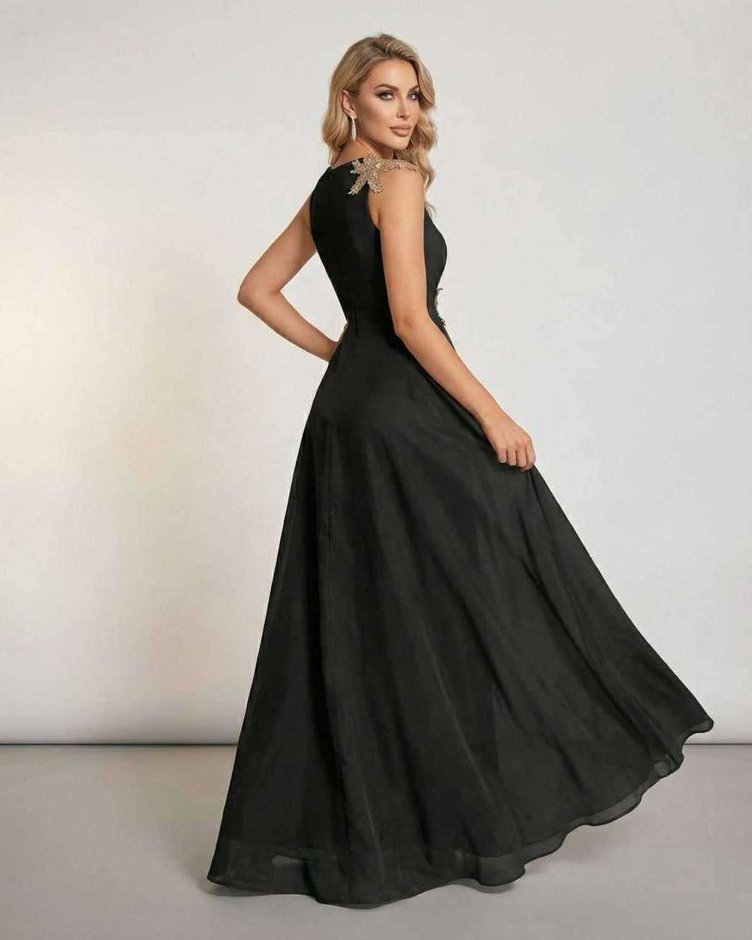Vestido largo blanco para boda o noche, diseño sofisticado de ropa formal para mujer.