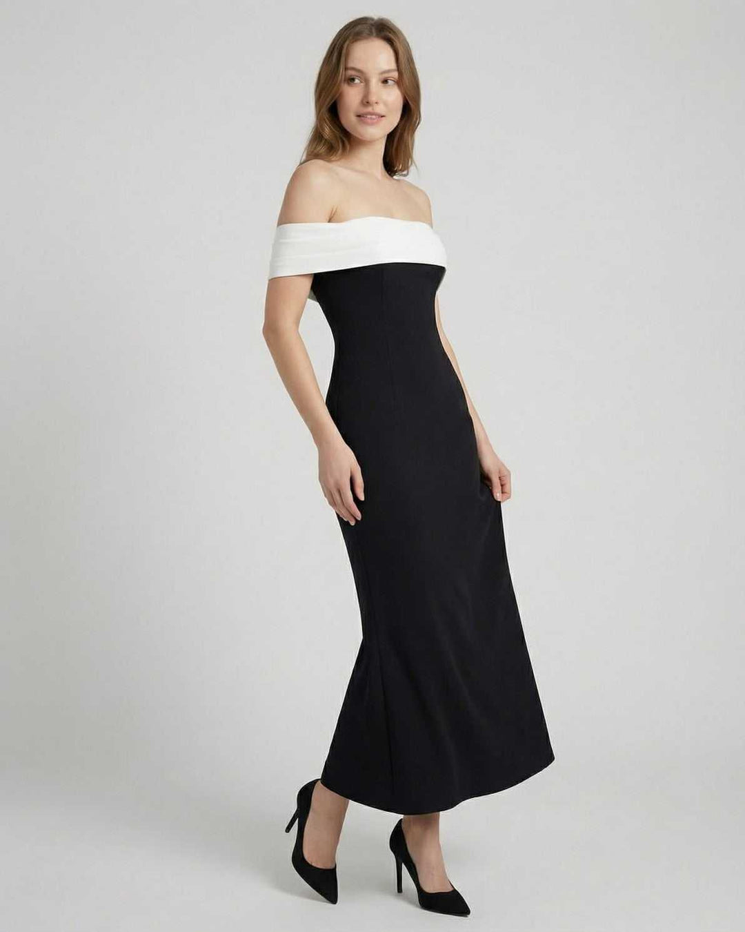 Vestido largo celeste de mujer, moda off-shoulder. Diseño fluido y fresco, ideal para eventos de verano y fiestas.