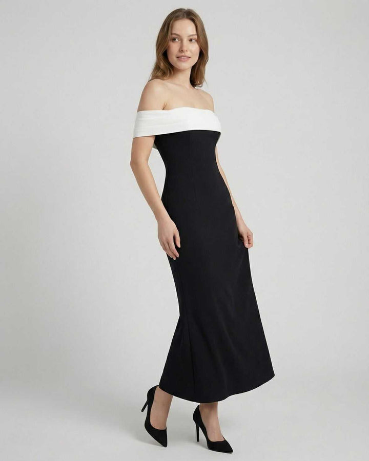 Vestido largo celeste de mujer, moda off-shoulder. Diseño fluido y fresco, ideal para eventos de verano y fiestas.