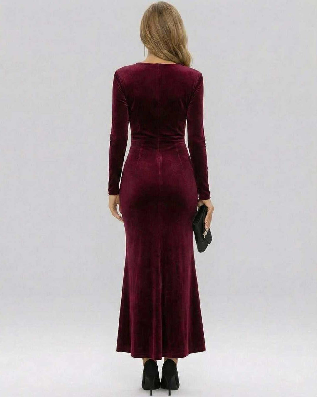 Sofisticado vestido maxi azul celeste de mujer, con escote V y mangas largas, perfecto para ocasiones formales.
