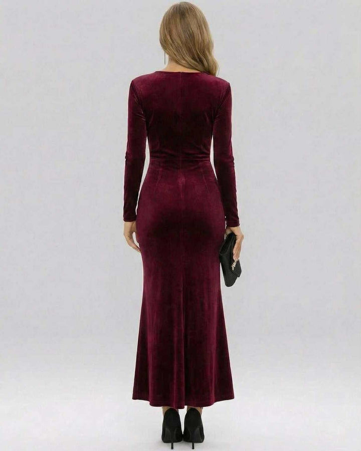 Sofisticado vestido maxi azul celeste de mujer, con escote V y mangas largas, perfecto para ocasiones formales.