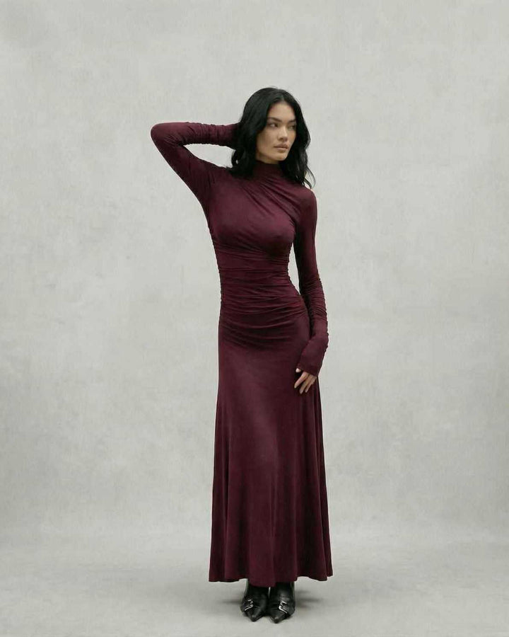 Vestido maxi celeste largo con silueta ajustada, para un look elegante y moderno de mujer.