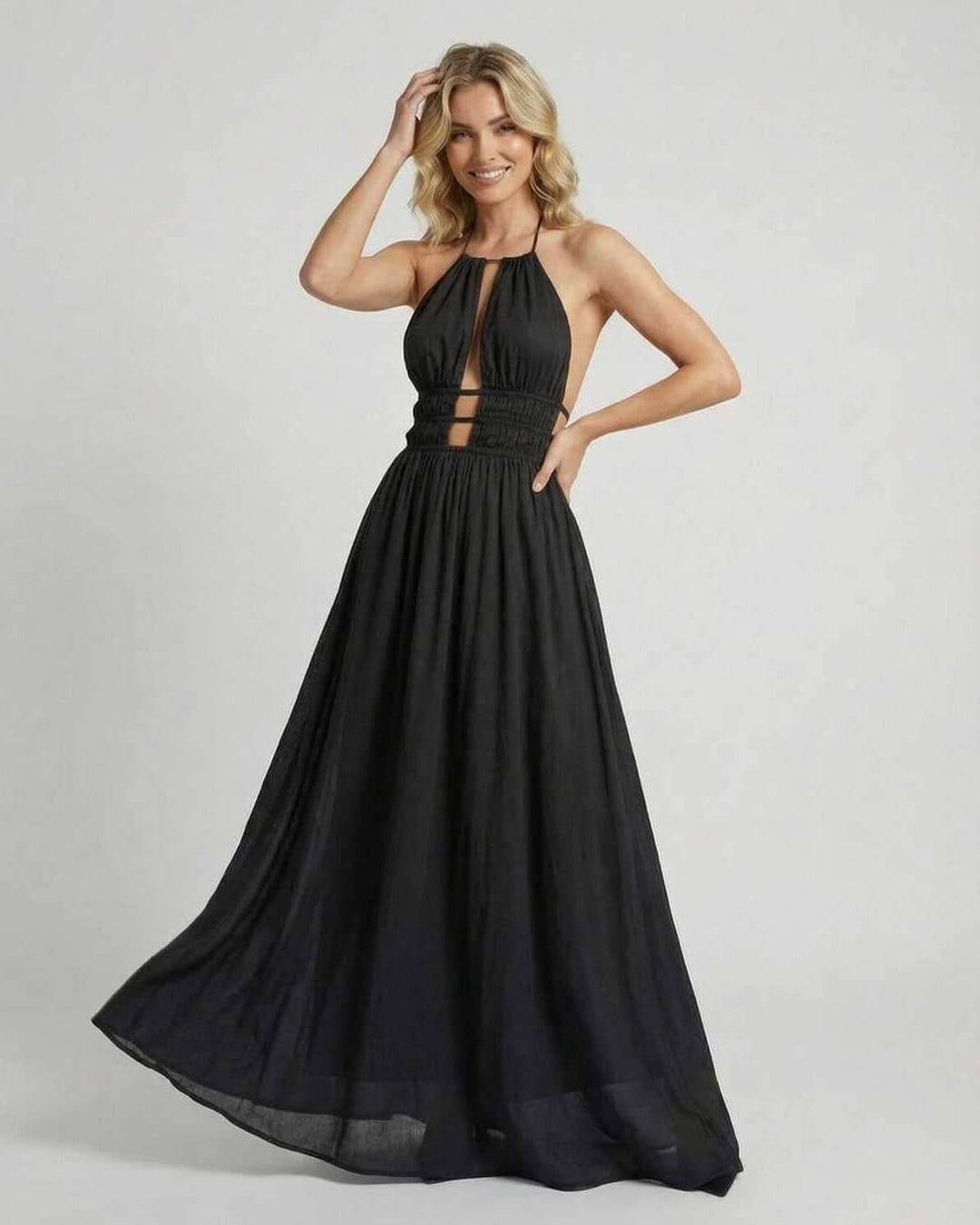 Vestido maxi blanco formal para fiesta o noche. Diseño elegante con cuello halter para mujer.