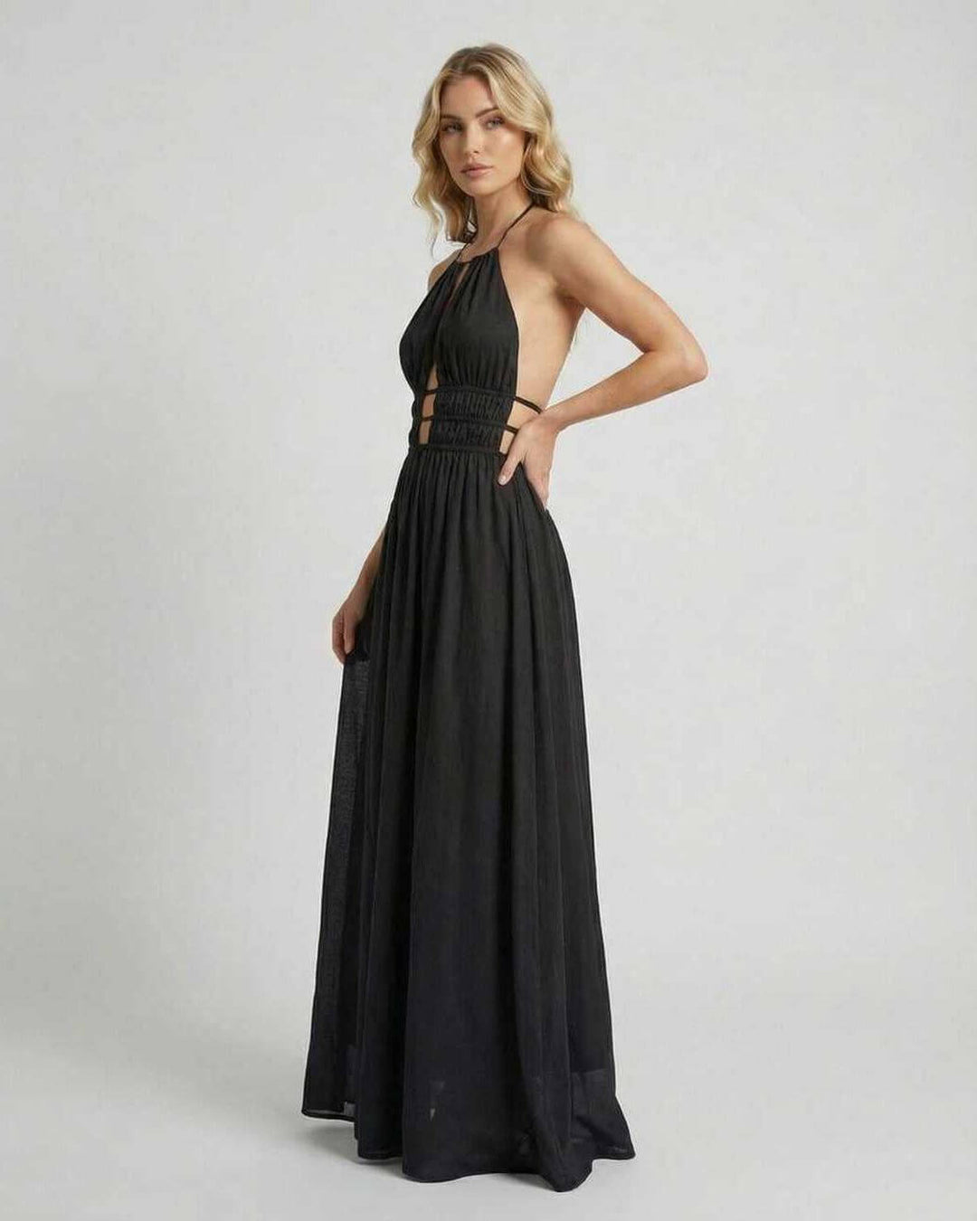 Vestido maxi blanco fluido con cuello halter. Ropa de mujer elegante para ocasiones especiales.