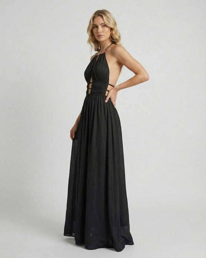 Vestido maxi blanco fluido con cuello halter. Ropa de mujer elegante para ocasiones especiales.