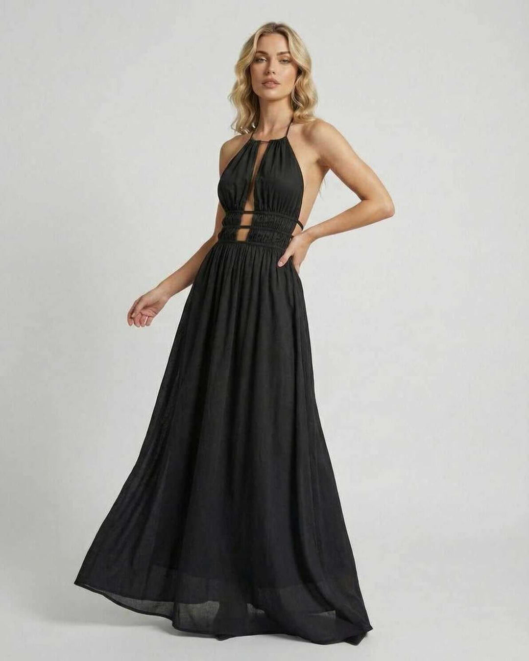 Sofisticado vestido maxi blanco para mujer, estilo cuello halter, ideal para una apariencia elegante.