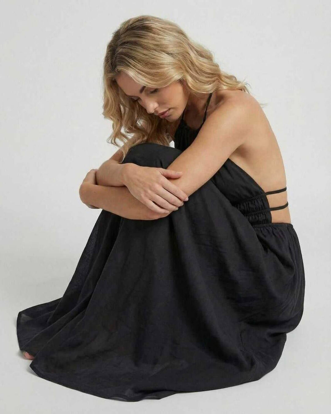 Vestido blanco largo de corte A, cuello halter. Vestido de noche sin mangas para mujer con estilo.