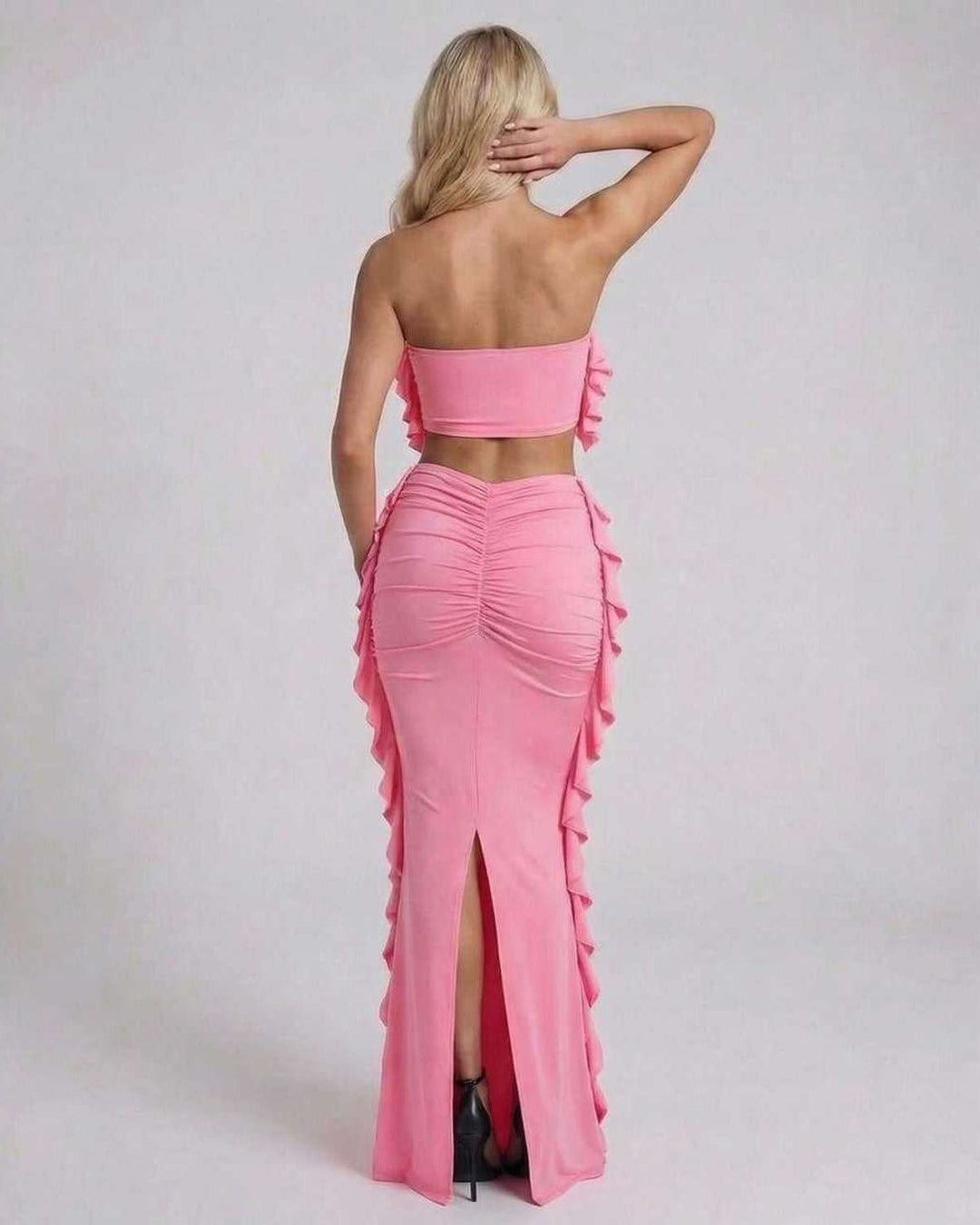 Vestido maxi blanco de mujer, diseño sin tirantes y detalle de volantes. Perfecto para verano y eventos elegantes.