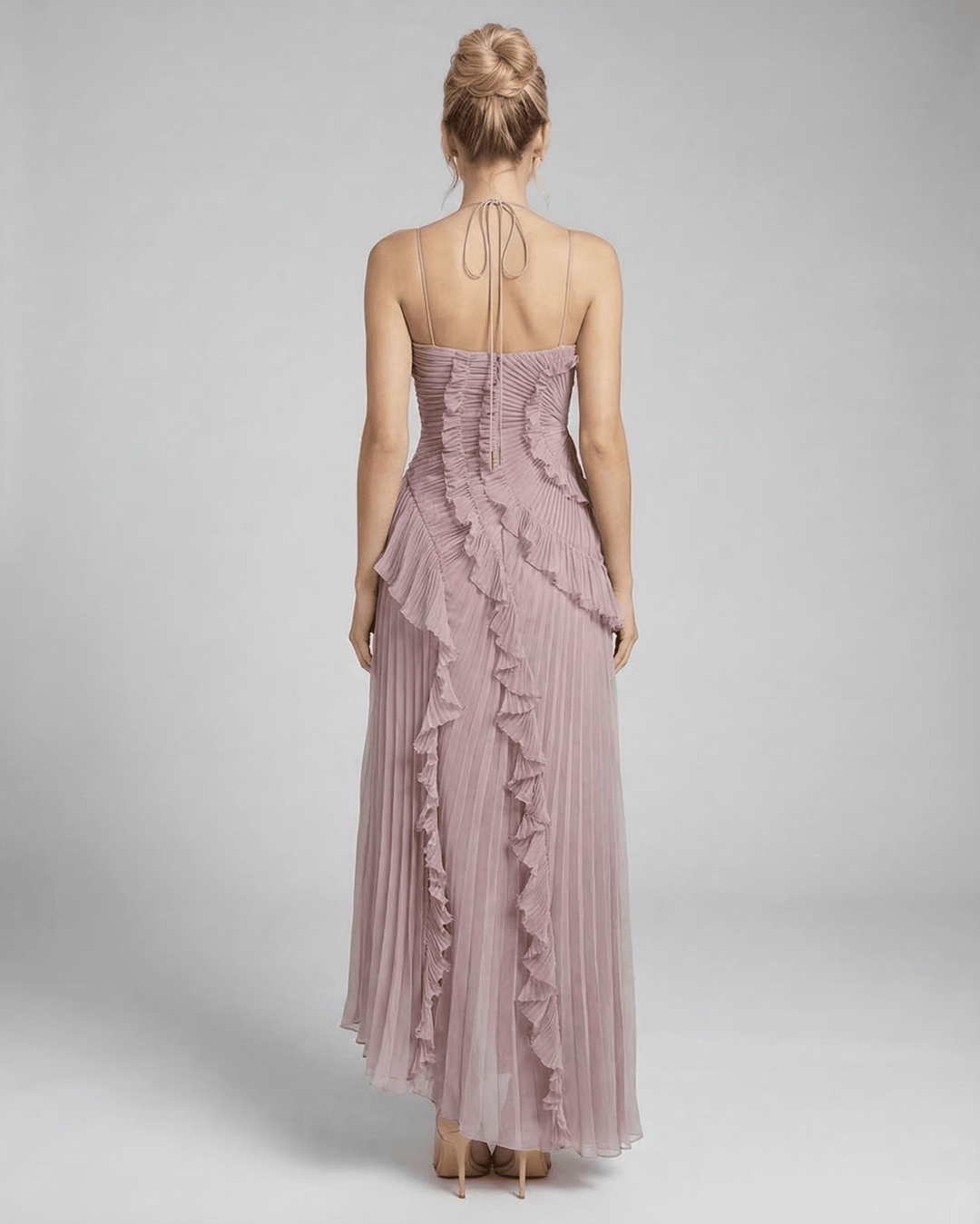 Vestido de fiesta maxi celeste fluido con dobladillo asimétrico y cuello halter para mujer.