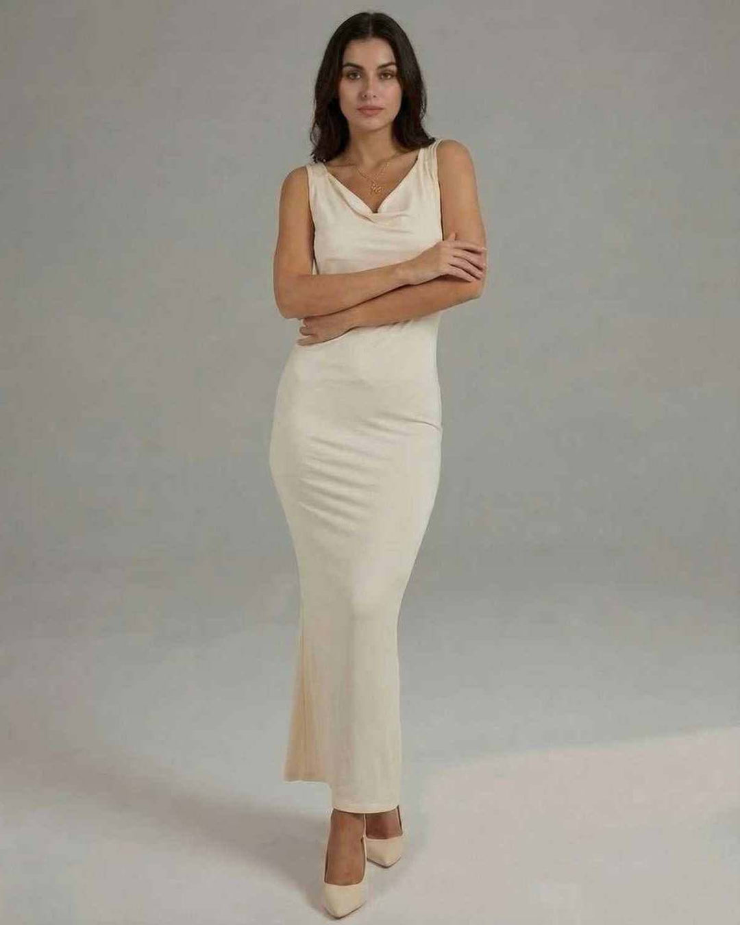Vestido maxi celeste para fiesta o evento, diseño elegante sin mangas con espalda abierta.