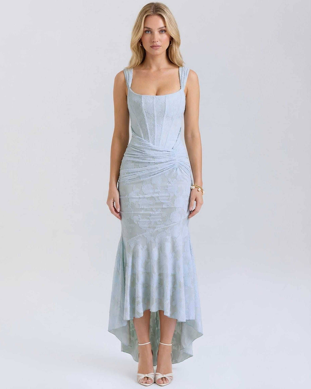 Vestido maxi celeste jacquard elegante para mujer. Cuello cuadrado, ideal fiesta y cóctel en primavera/verano.