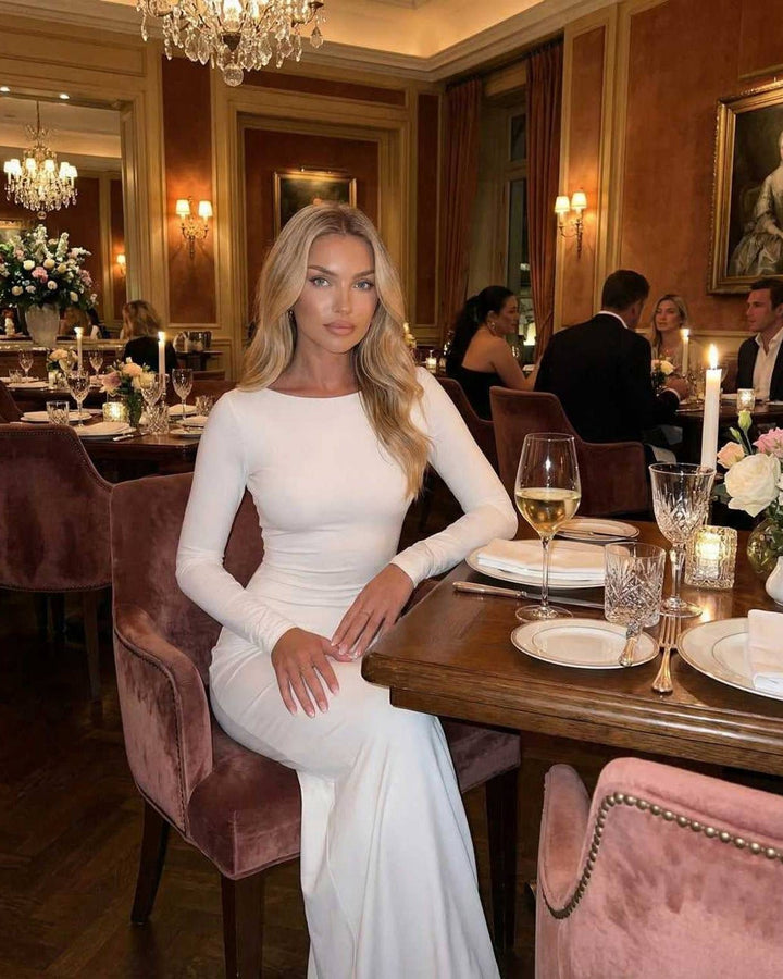 Moda mujer: Vestido maxi blanco de fiesta, corte largo, con espalda descubierta y manga larga, muy elegante.