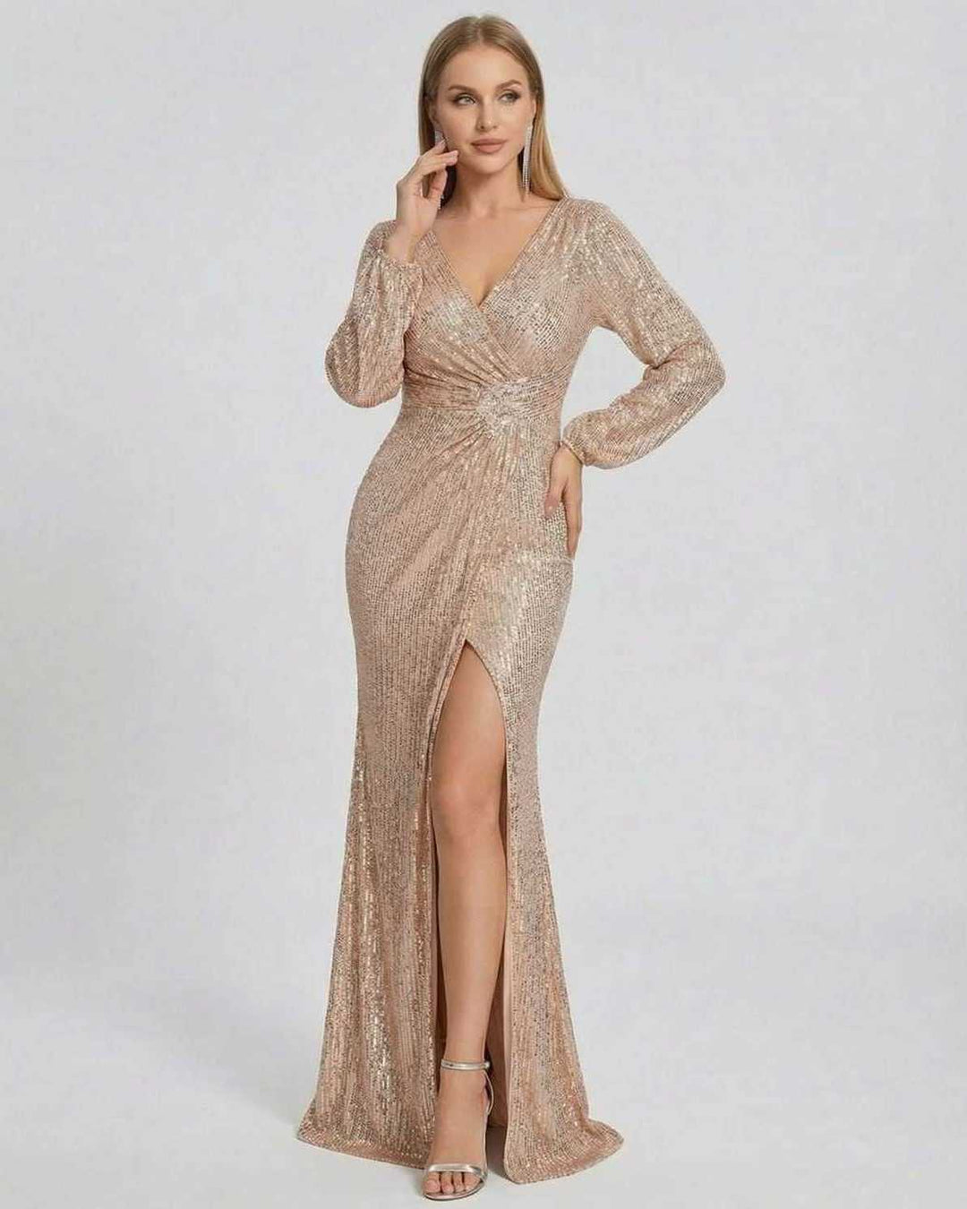 Maxi vestido brillante de mujer en color azul cielo. Con lentejuelas, perfecto para ocasiones elegantes y celebraciones.