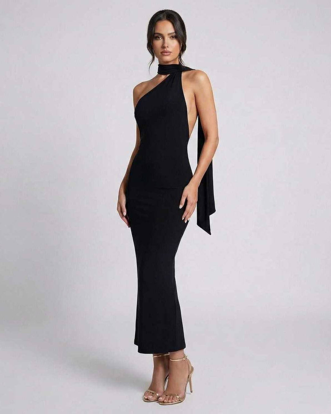Vestido maxi negro para mujer con cuello halter, elegante y sin mangas, ideal para fiestas o eventos formales.