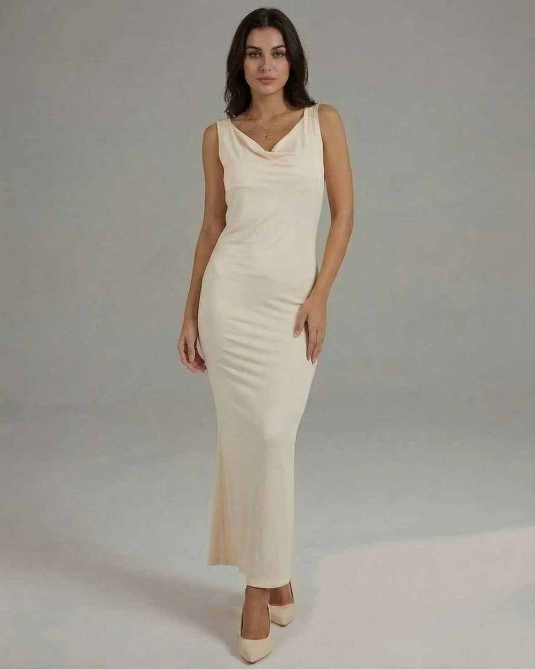 Mujer luciendo vestido maxi celeste, ideal para un look moderno y chic en eventos de verano.