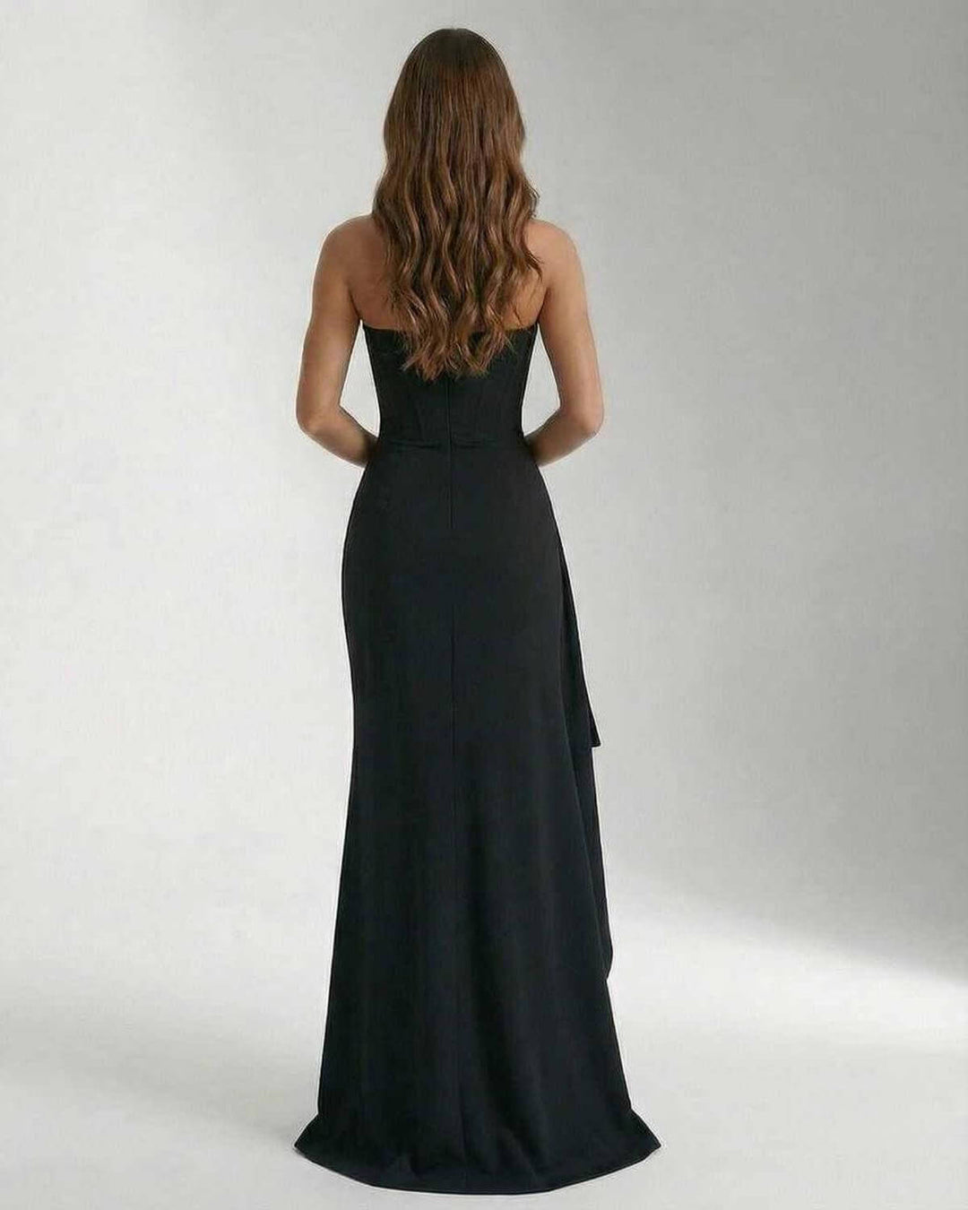Vestido largo ajustado blanco, sin tirantes, destaca la silueta. Moda femenina elegante para eventos nocturnos y especiales.