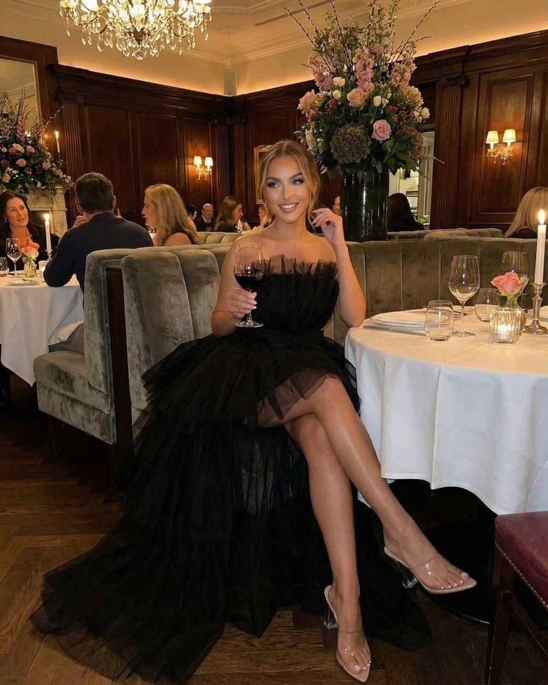 Vestido largo celeste sin tirantes. Un diseño maxi de noche que realza la figura con sofisticación.