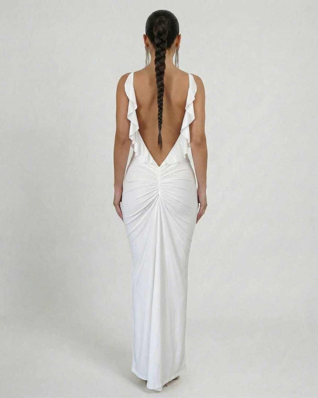 Vestido maxi blanco de mujer con espalda descubierta y volantes. Ideal para cóctel o verano.