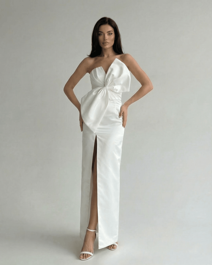 Elegante vestido maxi blanco sin tirantes de mujer, estilizado. Ideal para cenas, galas de invierno o fiestas.