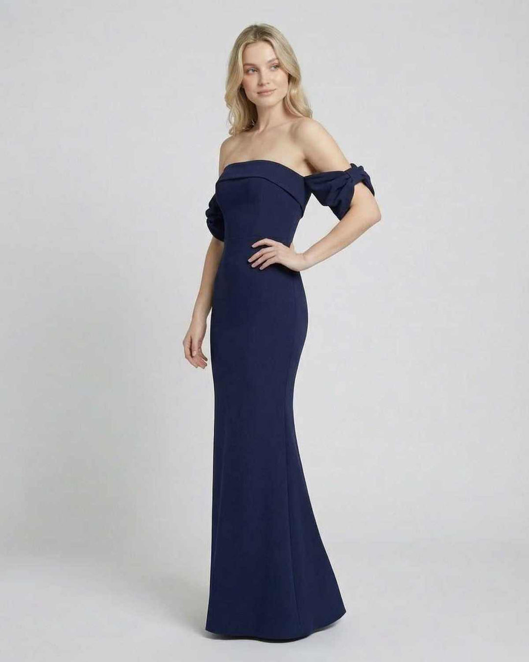 Vestido formal celeste de mujer, maxi y bodycon, con hombros descubiertos, ideal para fiestas y galas.