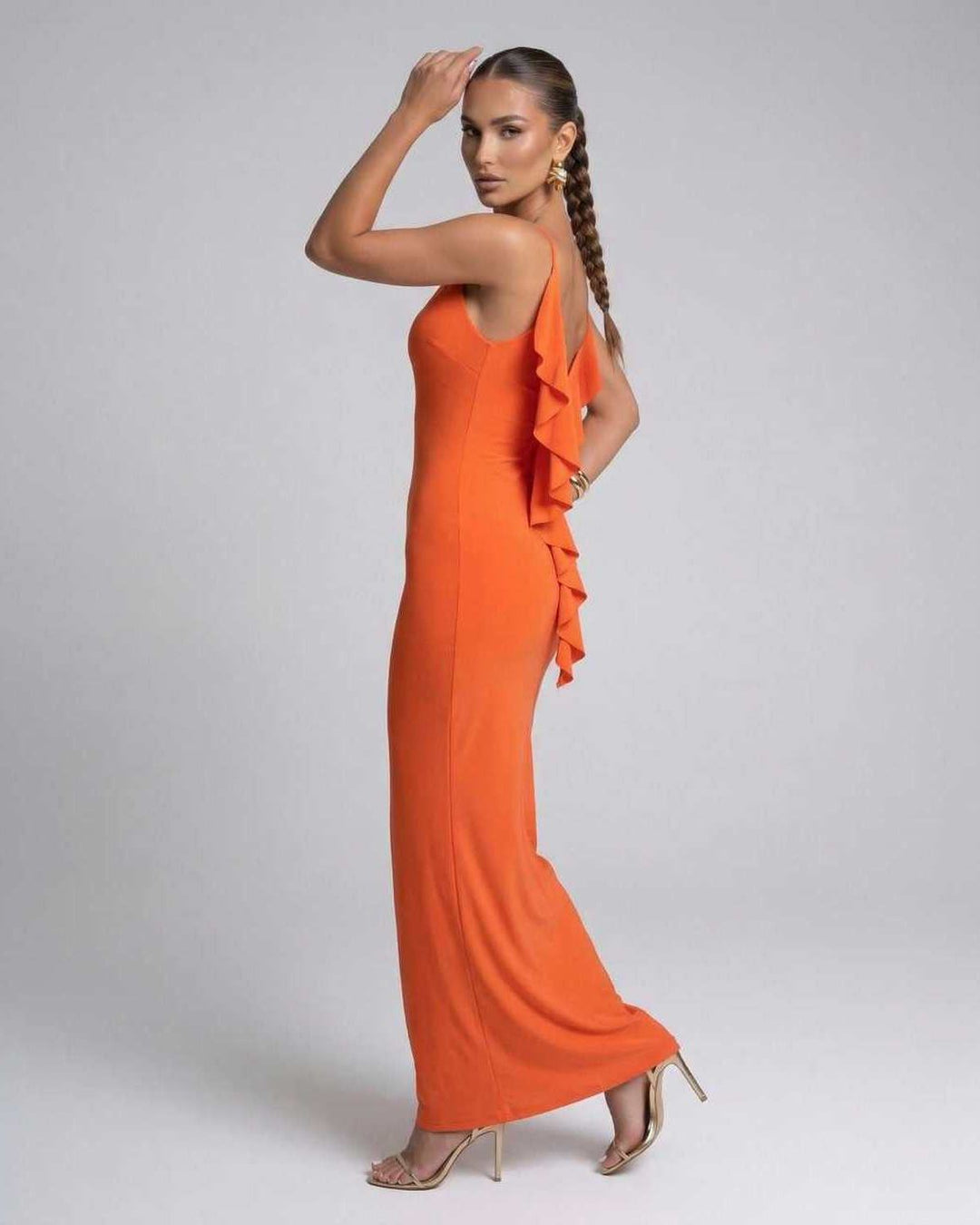 Modelo posando con vestido maxi celeste de tirantes para mujer, estilo veraniego fluido y sofisticado.
