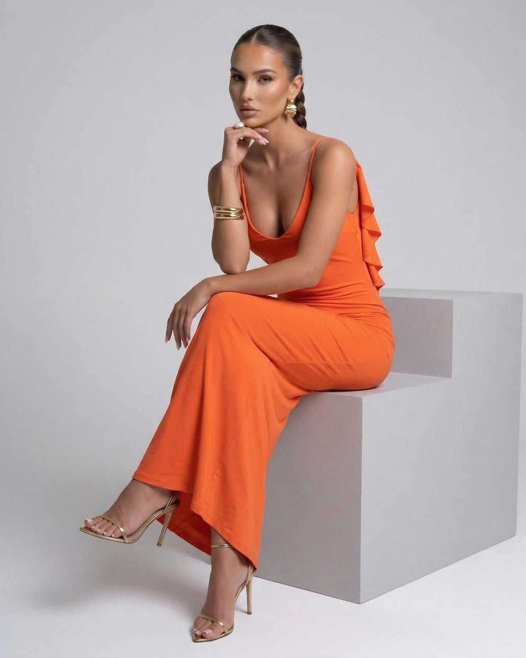 Elegante vestido maxi celeste para mujer, de corte fluido, ideal como vestido de fiesta o para lucir en verano.