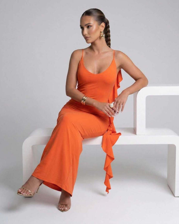 Vista posterior de vestido maxi celeste para mujer, destacando su diseño sin espalda y tirantes delgados.
