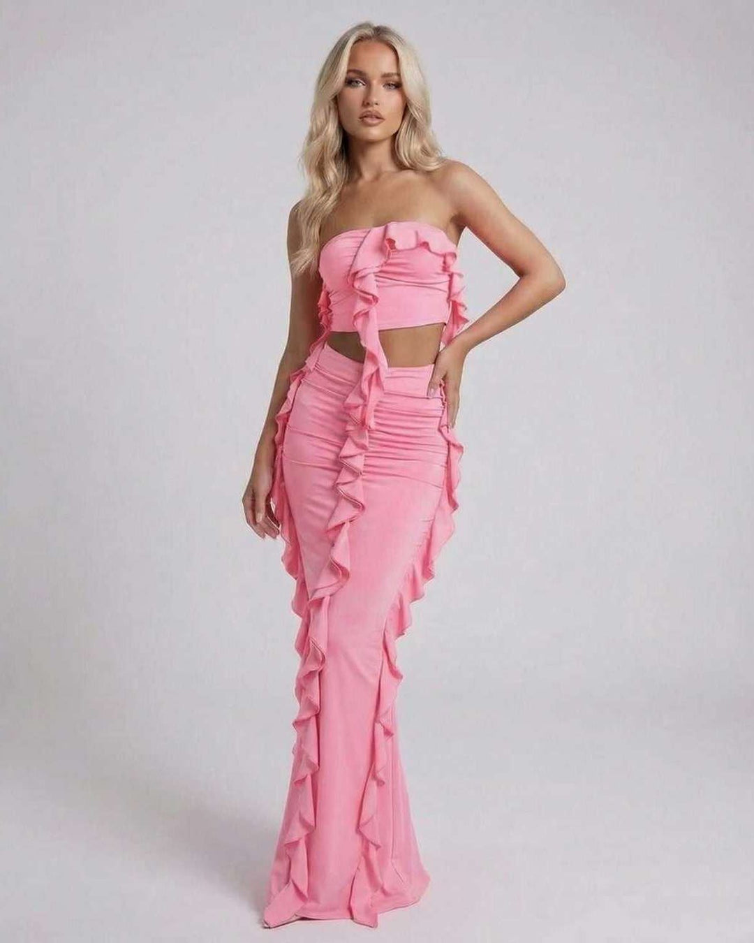 Vestido maxi blanco fluido para mujer, sin tirantes. Volantes sutiles, ideal para coctel o fiesta elegante.