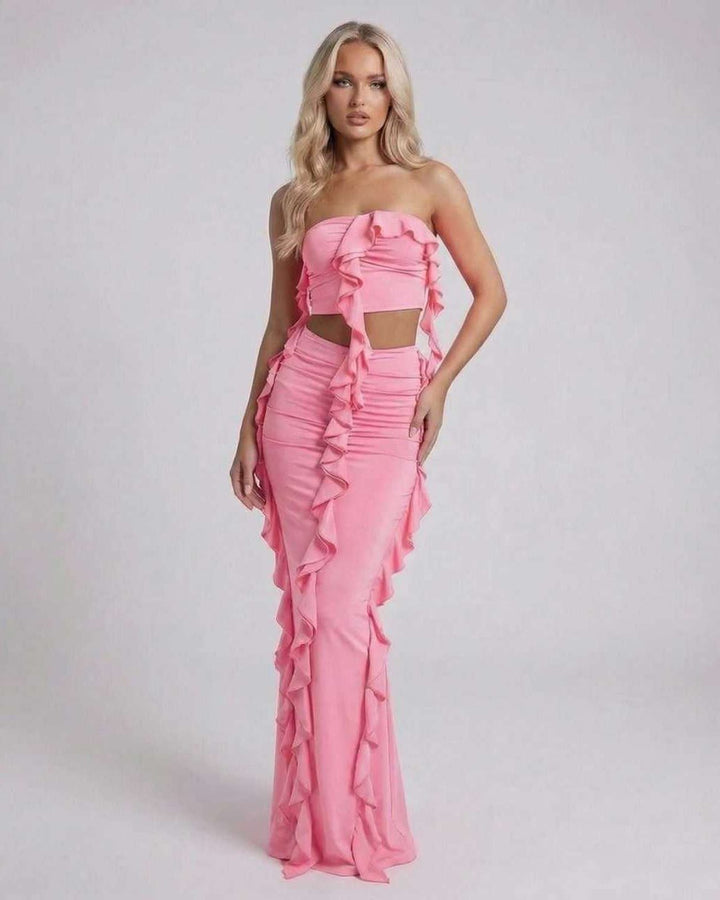 Vestido de noche blanco para mujer, estilo maxi sin tirantes y volantes. Elegancia para fiestas y ocasiones especiales.