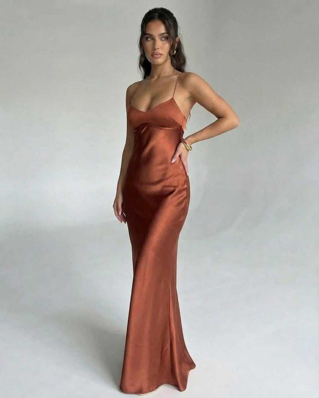 Ropa de mujer: Vestido maxi blanco elegante, con espalda abierta, ideal para fiestas y ocasiones formales.