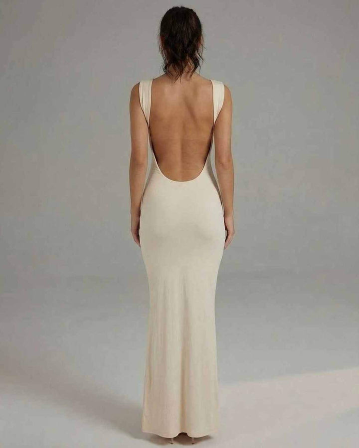Vestido maxi celeste de mujer con espalda abierta, perfecto para ocasiones especiales y moda chic.