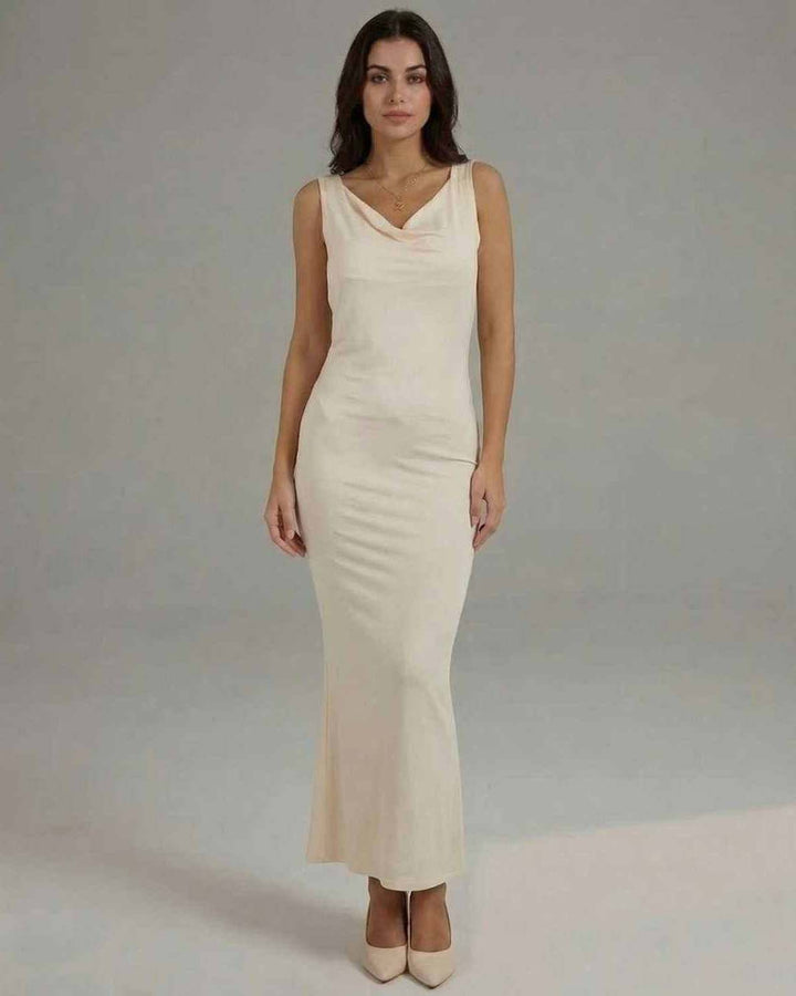 Vestido celeste sin mangas con cuello cowl, un diseño elegante y versátil para fiesta o verano.